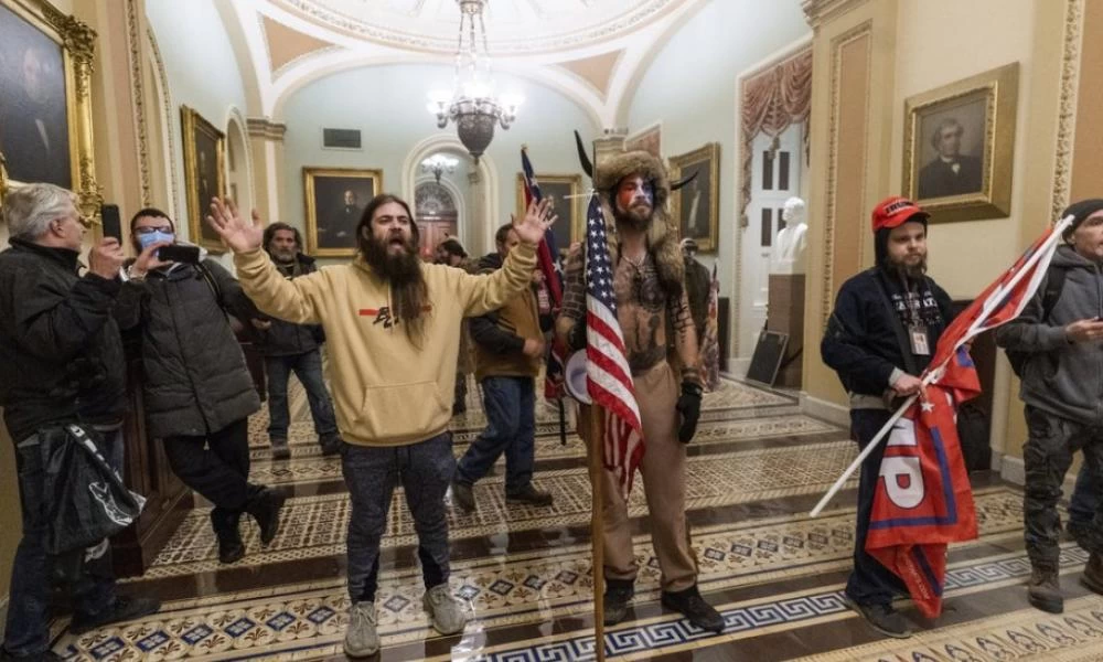 Στα χέρια των αρχών ο άνδρας που κατέστρεψε το γραφείο της Νάνσι Πελόζι